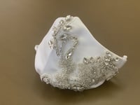 كمامة بيضاء سهرة مطرزة بالخرز الفضي