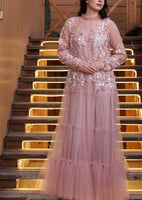 فستان حمل دانتيل راقي بتطريز ناعم ولمسة أنثوية