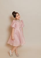 فستان بناتي فاخر بلون اللحمي ناعم - لمسة ملكية لكل...