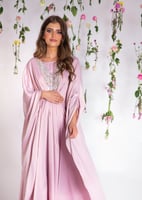 فستان بنك ناعم وانيق بتطريز في الصدر - فري سايز