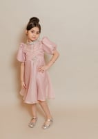 فستان بناتي فاخر بلون اللحمي ناعم - لمسة ملكية لكل...