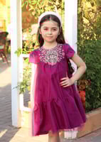فستان بناتي فخم باللون الفوشي بتطريز فاخر