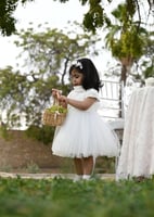 فستان بناتي من اللون الاوف وايت بتصميم راقي وأنيق...