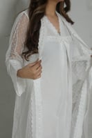 روب استقبال اوف وايت بتصميم انثوي وجميل 3 قطع