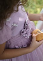 فستان بناتي من اللون الموف بتصميم راقي وأنيق للمنا...