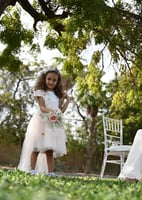 فستان أنيق باللون الزهري والاوف وايت مميز بالتل بت...