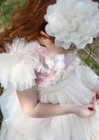 فستان بقصه مميزة من التل مع اضافة الورد بتطريز الف...