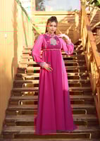 فستان حمل أنيق بلون فوشيا مزين بتطريز فاخر