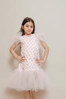 فستان بناتي أنيق بتصميم فريد ولمسة فنية راقية