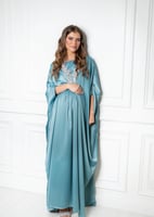 فستان تركواز ناعم وانيق بتطريزفي الصدر - فري سايز