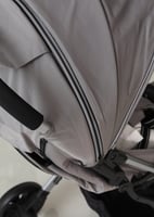 عربية اطفال بتصميم فاخر باللون الرمادي