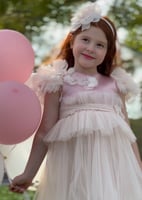 فستان بقصه مميزة من التل مع اضافة الورد بتطريز الف...