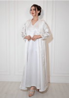 روب استقبال اوف وايت فخم بتطريز الكريستال في الأكم...