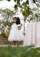 فستان بناتي من اللون الاوف وايت بتصميم راقي وأنيق...