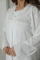 قميص نفاس اوف وايت فكتوري بضافة تطريز ناعم ع الصدر...