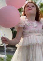 فستان بقصه مميزة من التل مع اضافة الورد بتطريز الف...