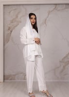 بجامة نفاس اوف وايت مريحه ومميزه بالكلف 3 قطع