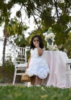 فستان فاخر من اللون الاوف وايت بقصه انيقة للجمعات...