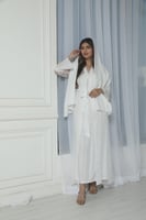 روب استقبال اوف وايت بتصميم انثوي وجميل 3 قطع