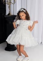 فستان فاخر وفخم مميز بتصميمه الفريد بأضافة الورود...