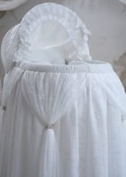 سرير راقي من الدانتيل بتصميم عصري مميز بالكريستال