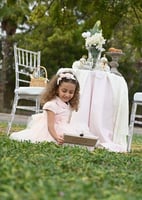 فستان بناتي من اللون الخربزي بتصميم راقي وأنيق للم...