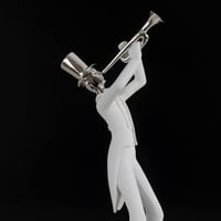 مجسم موسيقي بوق باللون الابيض