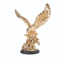 مجسم صقر باللون الذهبي