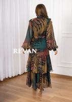 فستان بطبعات جريئة ولمسات راقية