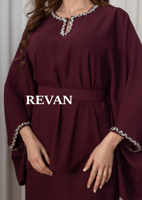 طقم أنيق بتصميم عصري ولمسات فخمة