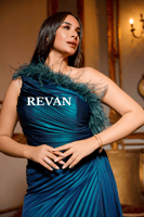 فستان سهرة بكتف واحد بطيات مائلة وتزيين ريش