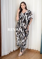 فستان أنيق بتصميم انسيابي ولمسات عصرية