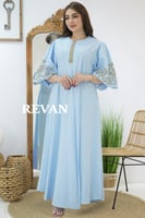 جلابية ناعمة بتطريز جذاب من الاكمام والصدر