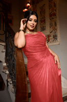 فستان سهرة بحمالات عريضة وطيّات ملتفة