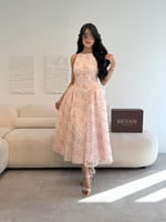 فستان عيد ميدي مزخرف بالورود من ريڤــان