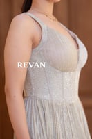 فستان لامع بكسرات فاخرة وقصة منفوشة