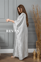 جلابية أنيقة بتصميم واسع ولمسات تطريز راقية