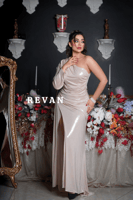 فستان بكتف واحد بتصميم لامع وشق جانبي جذاب