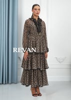 فستان طويل بنقشة فاخرة وتصميم أنيق