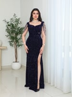 فستان سهرة بتفاصيل متلألئة وقصة أنثوية من ريڤــان