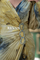 فستان سهرة طويل بربطة جانبية وتفاصيل كريستال