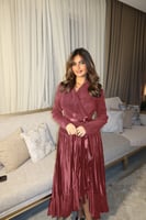 فستان سهرة بتصميم أنيق وتنورة بطيات فاخرة من ريڤــ...