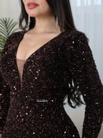 فستان سهرة بتصميم راقٍ وتفاصيل لافتة من ريڤــان