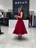 فستان عيد ميدي مطرز تصميم انثوي فاخر من ريڤــان