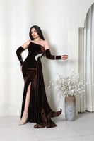 فستان سهرة بقصة أنيقة مع ذيل انسيابي من ريڤــان