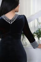 فستان سهرة بتطريز فاخر وقصة ملتفة من ريڤــان