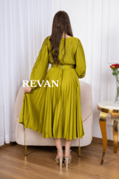 فستان بليسيه بتصميم أنيق وانسيابي