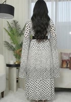 فستان عيد طويل منقط بقصة أنثوية وأكمام منسدلة من ر...