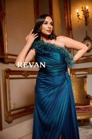 فستان سهرة بكتف واحد بطيات مائلة وتزيين ريش