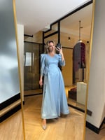 فستان تفته لف سماوي مطرز من ريفان